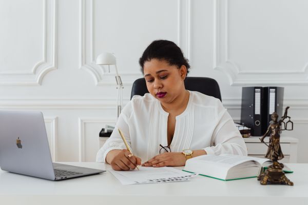 Streamlining legal processes: innovative approaches to blockchain integration in uk documentation